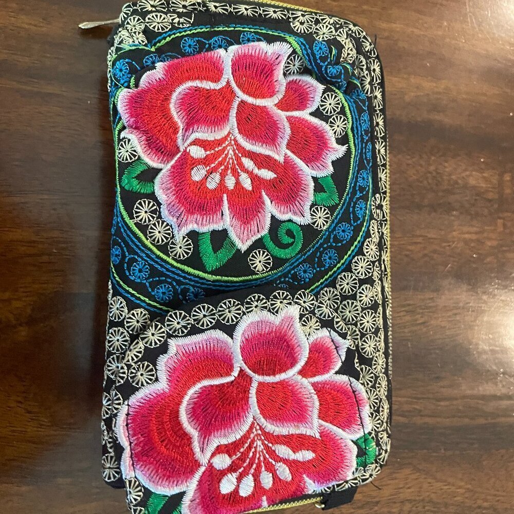 Embroidered Black Floral Wallet Clutch Zip Around Phone Holder 7" x 4"x 2"!